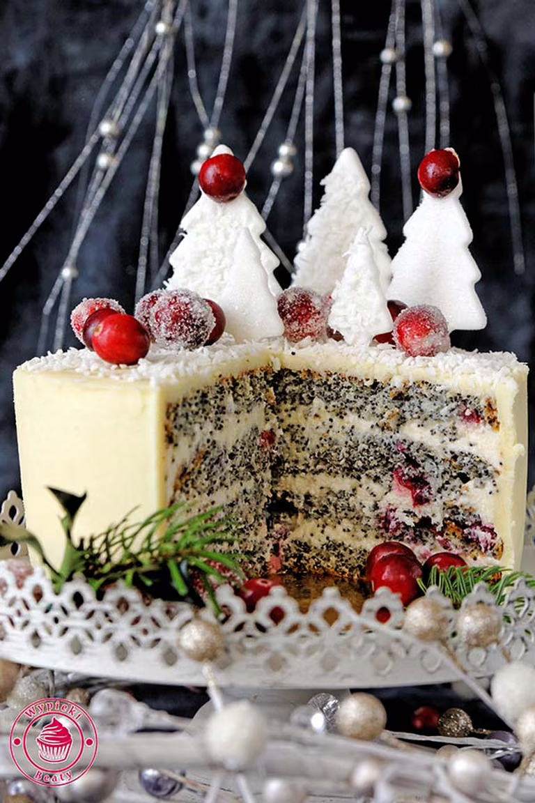Torcik makowy z żurawinami aromatyzowany pomarańczą.