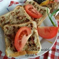 Grillowane tosty z mięsem mielonym i cebulką prażoną.