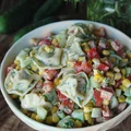 Sałatka z tortellini, ogórkami, papryką i kukurydzą