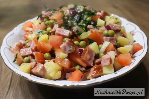 Sałatka ziemniaczana z groszkiem i kiełbasą