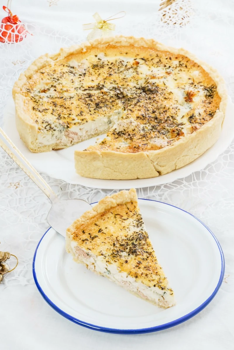 SEROWY QUICHE Z ŁOSOSIEM