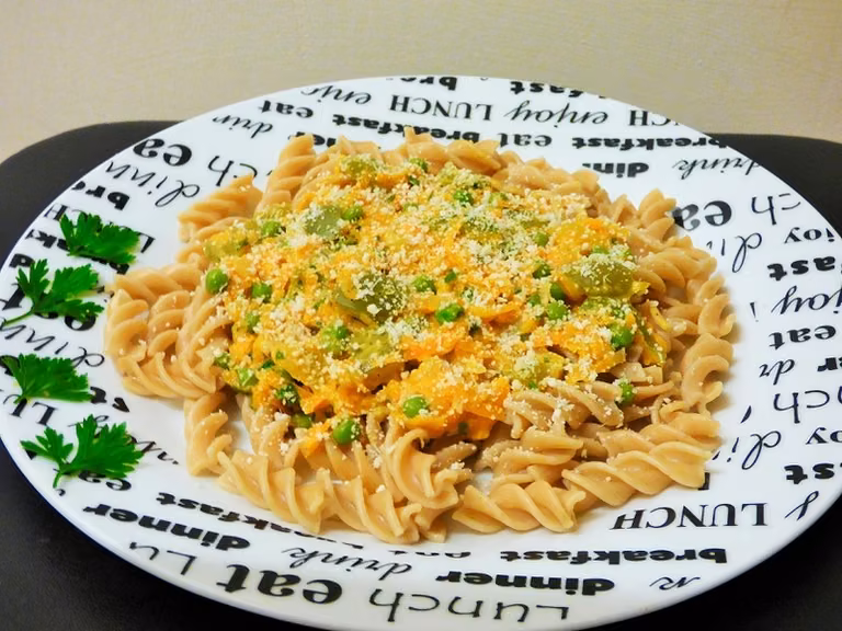 Pełnoziarniste fusilli z marchewką, groszkiem i papryką w sosie śmietanowym