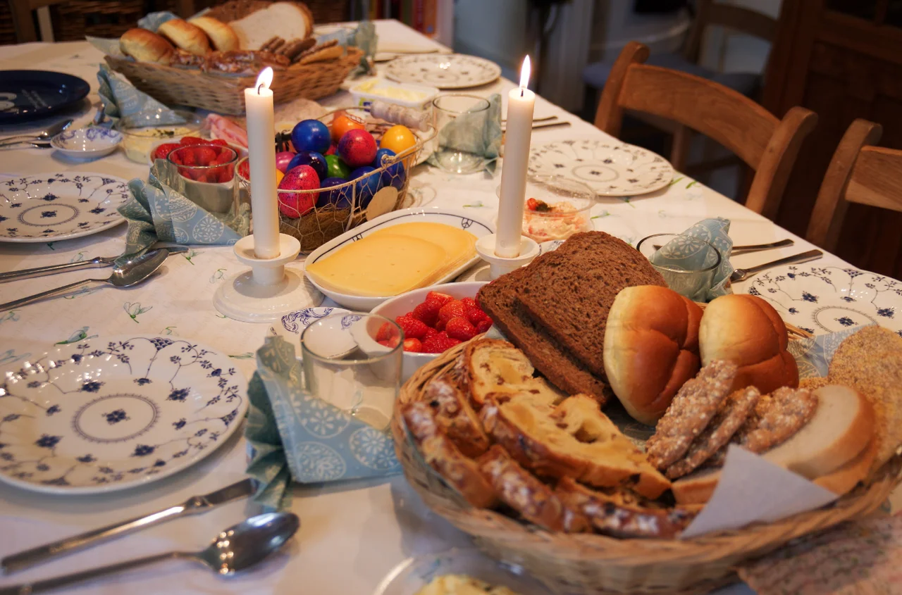 Jak powinien wyglądać stół na Wielkanoc? Co postawić, a czego lepiej unikać?