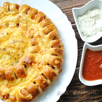 Przekąska imprezowa – mini hot-dogi w cieście na pizzę