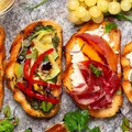 Podpiekam w piekarniku a następnie dodaje te składniki! W zaledwie 30 minut robię 4 rodzaje bruschetty