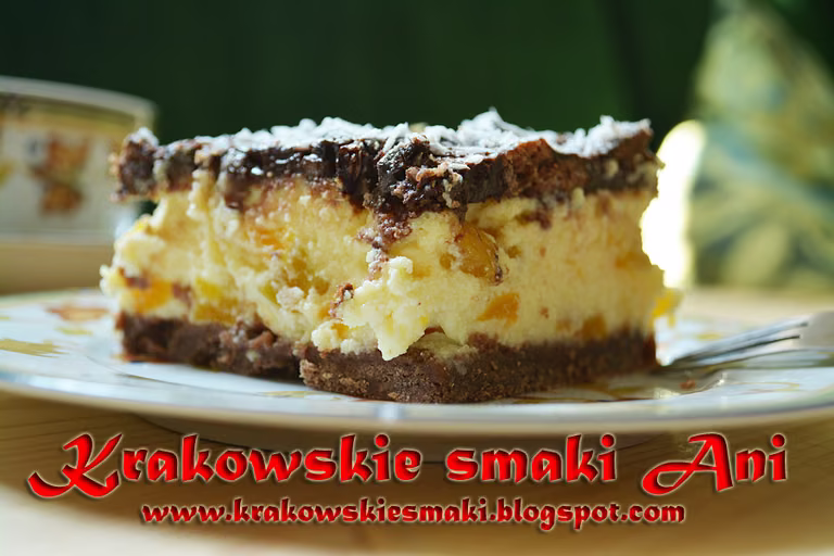 Sernik gotowany na czekoladowym spodzie z brzoskwiniami