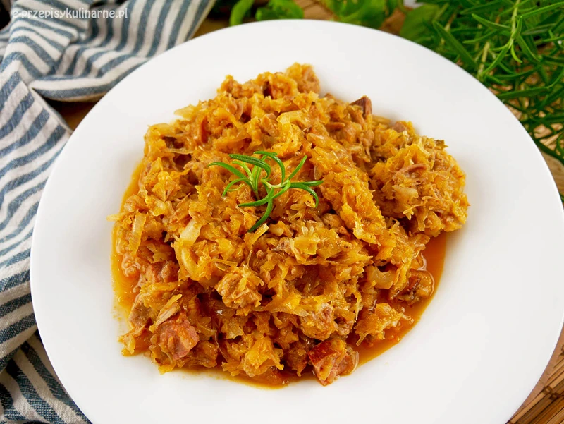 Bigos z kapusty kiszonej i włoskiej – prosty przepis