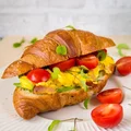 Croissant z jajecznicą i pomidorami