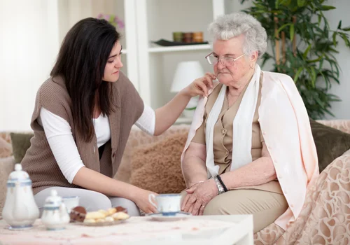 Rodzice przepisali dom mojej siostrze, a teraz to ja płacę za ich opiekę. „Czy mogę żądać zwrotu pieniędzy?” — pyta Anna [LIST]