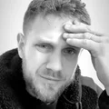 Antek Królikowski ujawnia dramatyczne kulisy rodzinnej kłótni. W tle strzał z broni.