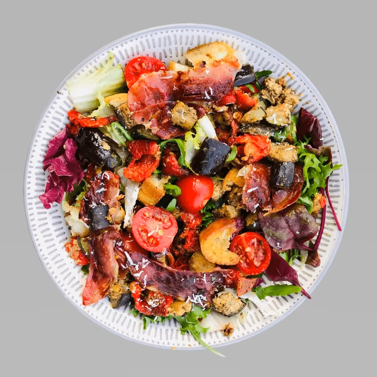 Panzanella z panieorwanym, pieczonym baklażanem