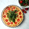 Tarta z mascarpone, cebulą i kiełbasą