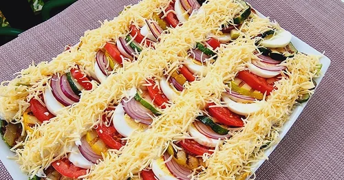 Sałatka z grillowaną cukinią, pomidorami i jajkiem