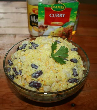 Sałatka z curry, ryżem i kurczakiem
