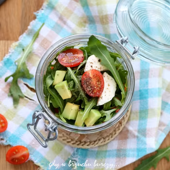 Sałatka „Caprese” z awokado