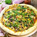 Pizza na cienkim cieście z grubym rantem
