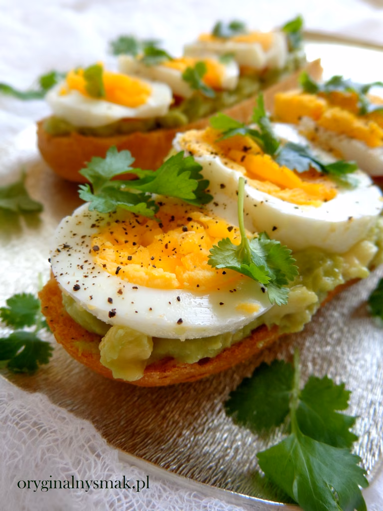 Bagietka z guacamole, pomidorem i jajkiem