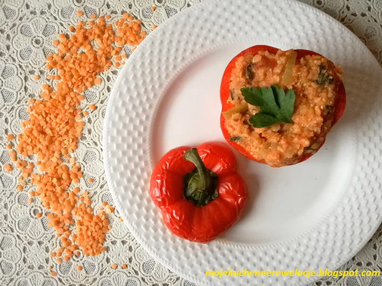 Papryka faszerowana soczewicą i kaszą jaglaną - 260 kcal