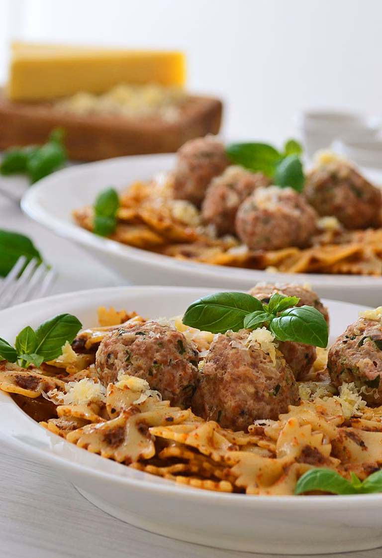 Makaron z czerwonym pesto i klopsikami