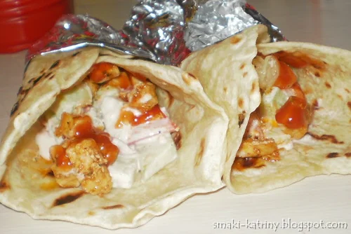 Tortilla II z sosem czosnkowym,warzywami i mięsem