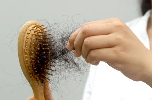 Dlaczego włosy wypadają jesienią? Lekarze podają zaskakujące powody