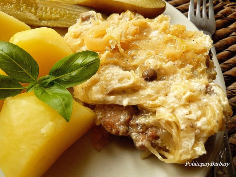 Karkówka zapiekana w kapuście