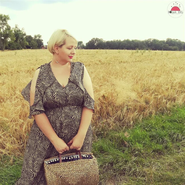 Sukienka maxi w zwierzęce wzory. Wyszczuplające wolanty