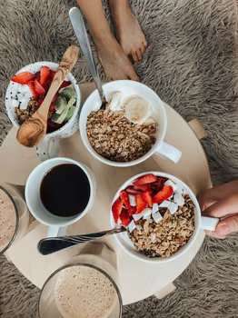 Domowa granola z cynamonem.
