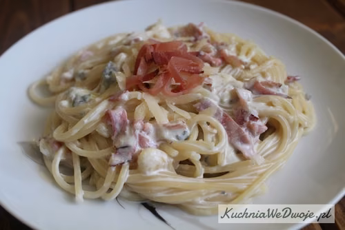 Spaghetti z serem pleśniowym i szynką parmeńską