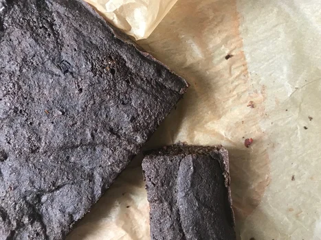 Brownie z buraka z dżemem malinowym