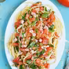 Spaghetti z pomidorami i kiełbasą