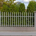 Koniec z takimi ogrodzeniami! Od września 2026 właściciele nieruchomości takich płotów już nie postawią