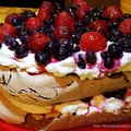 Kakaowy tort bezowy z bitą śmietaną