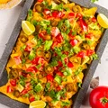 Nachosy z sosem serowym, awokado, pomidorami i jalapeño