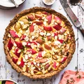 Tarta z rabarbarem i budyniem migdałowym