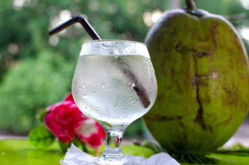 5 korzyści płynących z picia wody kokosowej