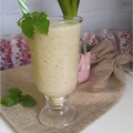 Zdrowy koktajl z matcha i melisą