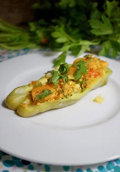 PAPRYKA NADZIEWANA KASZĄ BULGUR I FETĄ