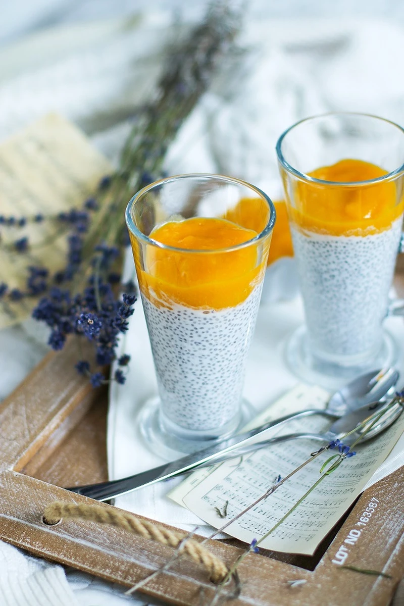 Kokosowy pudding chia z musem z mango