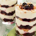 Jogurtowy deser z czarną porzeczką i kruszonką! Idealny na lato