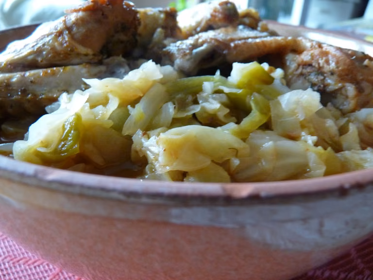 Bigos na pieczonych skrzydełkach