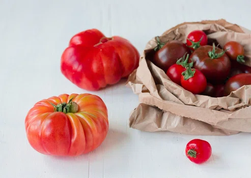 Dlaczego warto wkładać pomidory do papierowej torby?