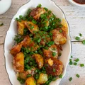 Pieczone ziemniaki w sosie słodko-ostrym