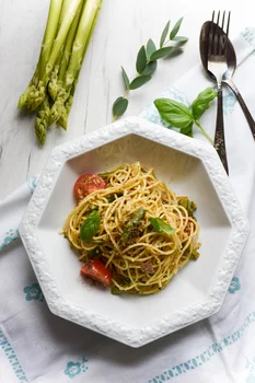 Spaghetti ze szparagami, orzechowym pesto z bazylią