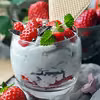 Deser stracciatella z truskawkami