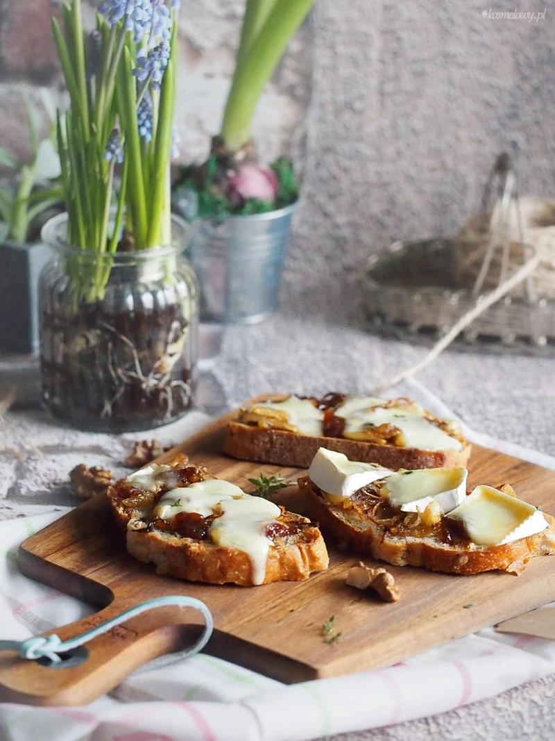 Tosty z karmelizowaną cebulą, dżemem i brie