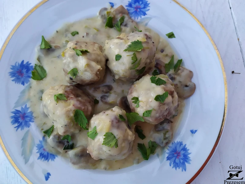 Pulpety w sosie pieczarkowo-porowym