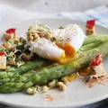 Jajko po benedyktyńsku na szparagach z wody