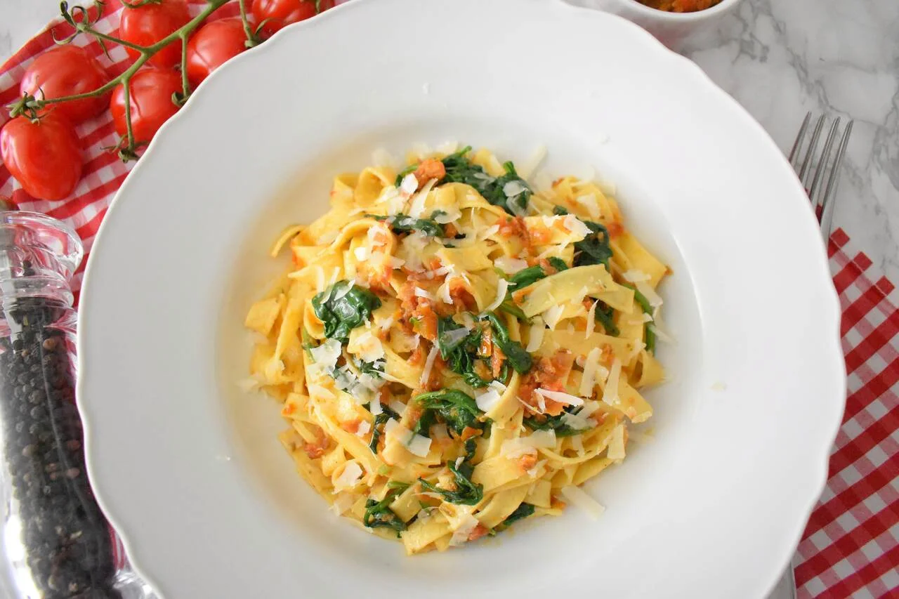 Makaron z suszonymi pomidorami i szpinakiem