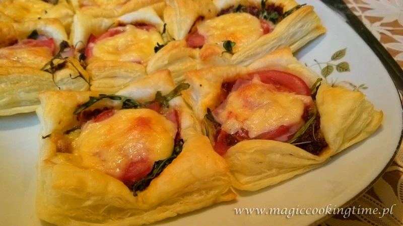 Mini pizzerki z ciasta francuskiego z rukolą